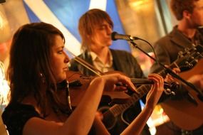 girl musician plays the violin