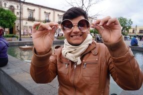 model photo with round sunglasses