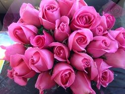 there are a lot of pink roses in the bouquet