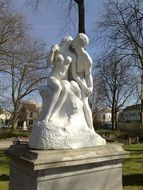 couple in love as a statue in a park