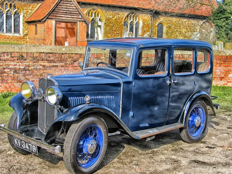 oldtimer triumph light car at building
