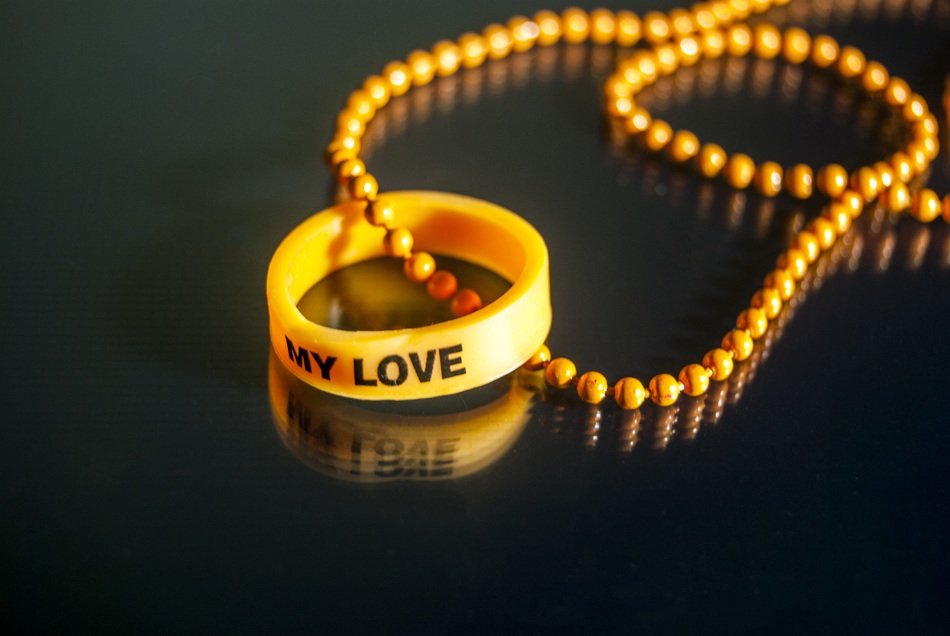 ring and necklace lie on the table