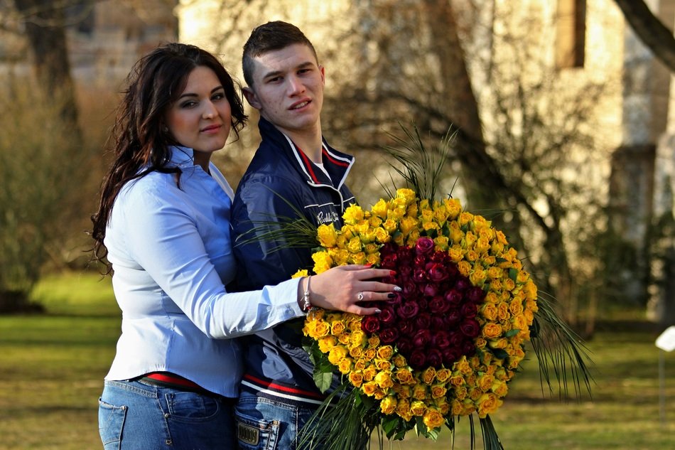 the photo shoot of romantic couple fell in love with each other