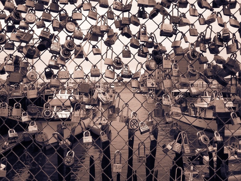 many castles on the fence in the harbor