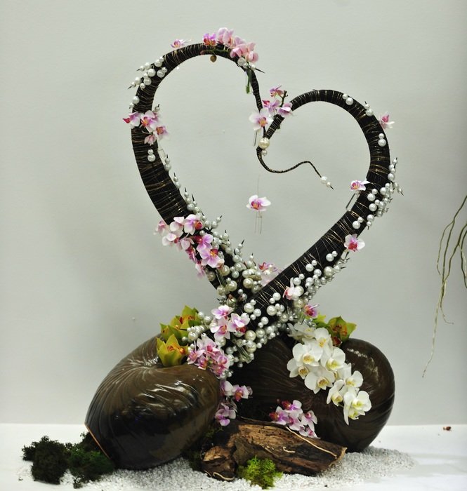 wooden installation in the shape of a heart for a wedding
