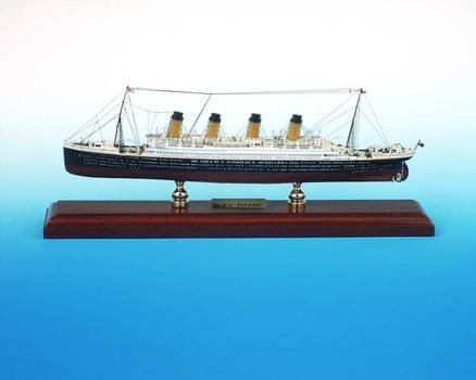 picture of titanic on the water