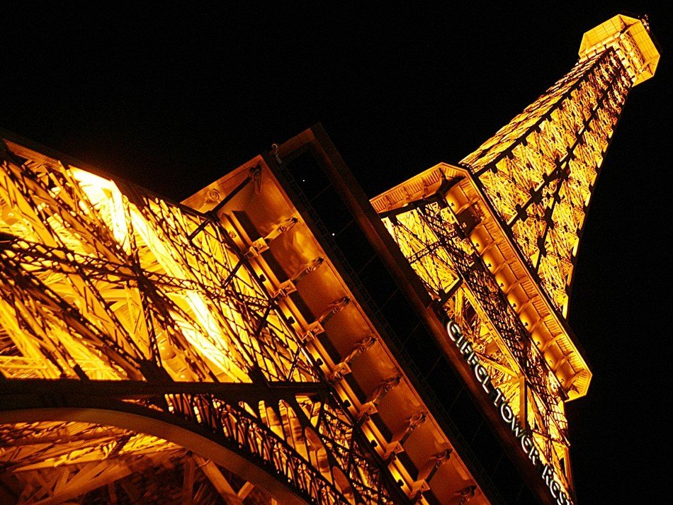 night photo of the Eiffel Tower on the wallpaper