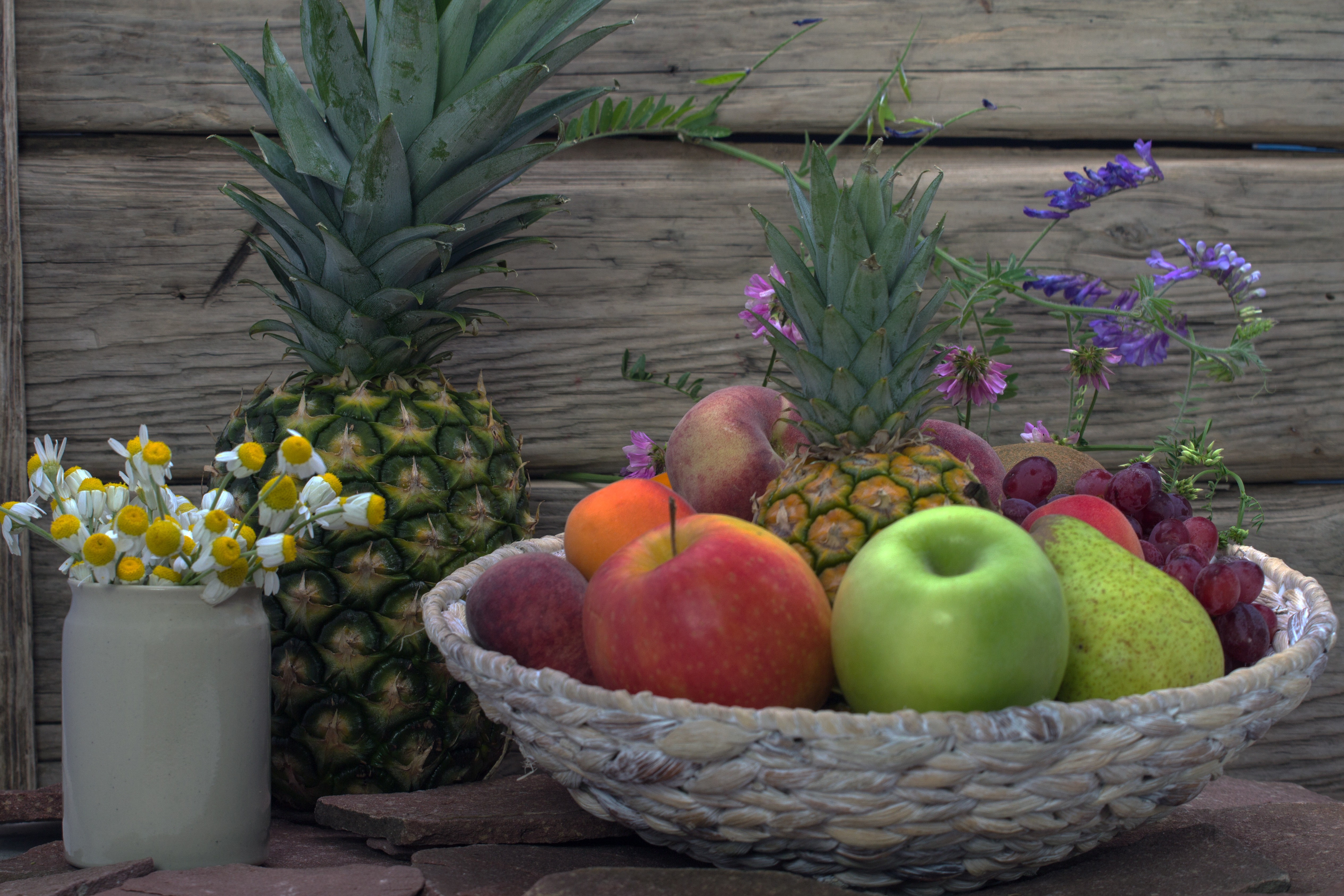Интерьер кухня цветы и фрукты на столе