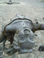stone statue of the girl in a park