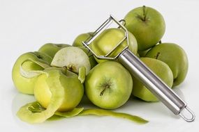 apples and peeler