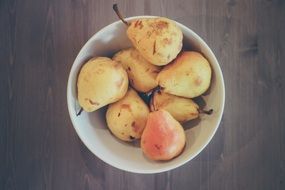 pears in bowl, healthy food