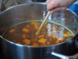 cooker cooks vegetable soup