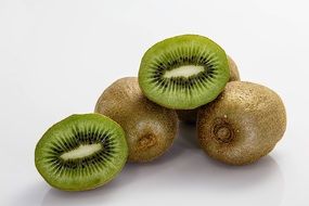 sliced kiwifruit