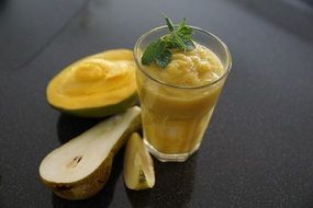 smoothie fruit mango pear apple mint