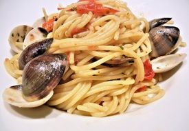 delicious clams and spaghetti dish