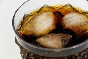 drink cola with ice