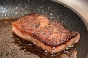 rumpsteak fried in pan