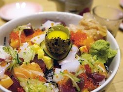 sashimi with salad and quail eggs