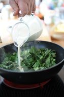 spinach pour white sauce