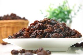 dried raisins in a white plate