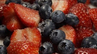 berries with sugar