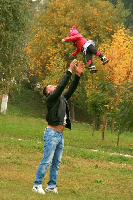 Dad throws daughter in the air