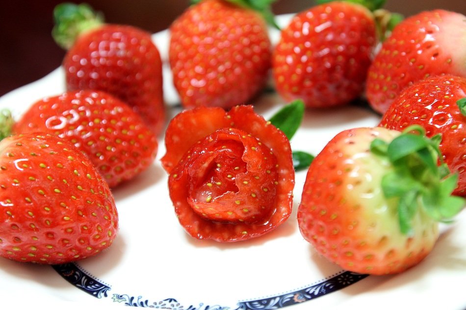 ripe strawberries in circle
