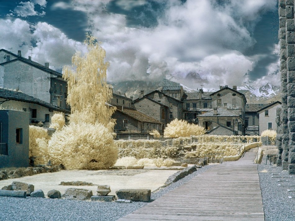 houses and vegetation on the mountain