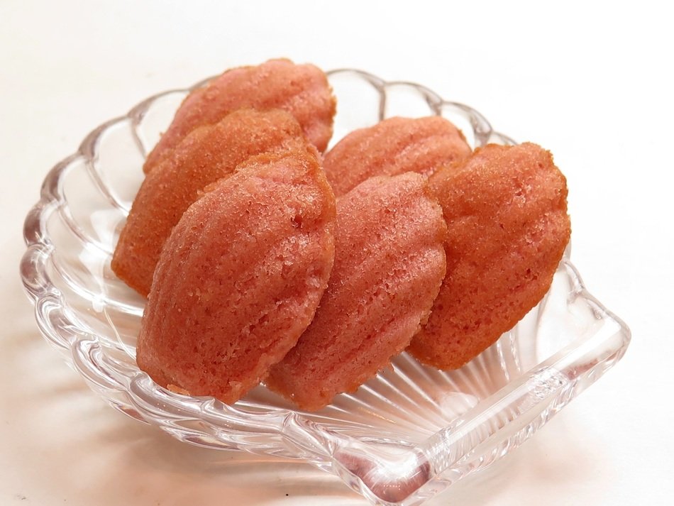 Cookies in the form of shells on a plate