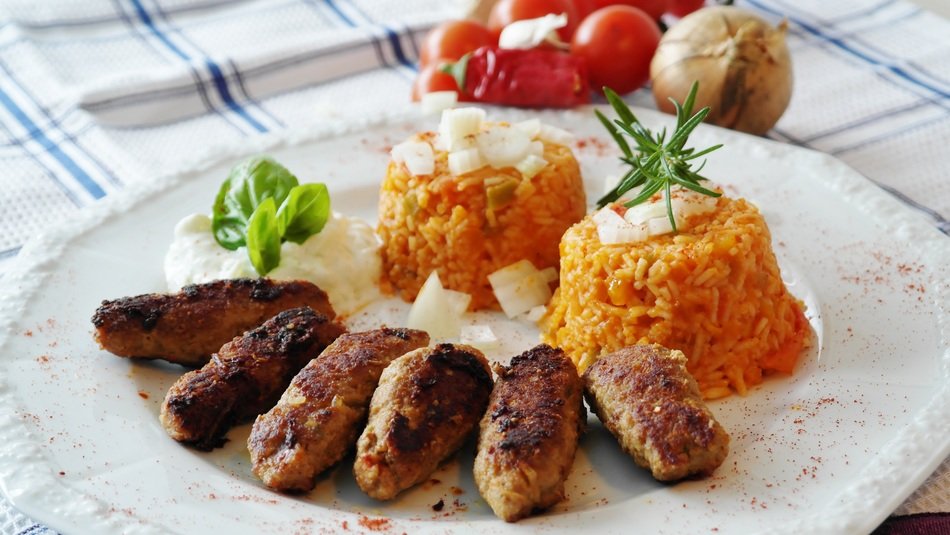 chevapchi with garnish