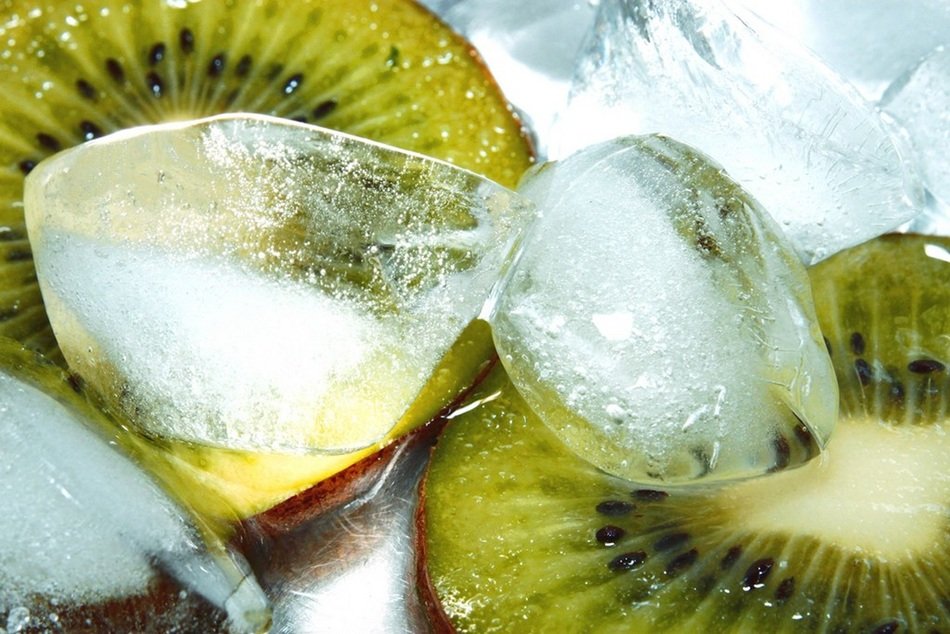 frozen kiwi fruits and ice