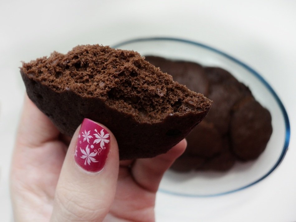 piece of chocolate cookie in a female hand
