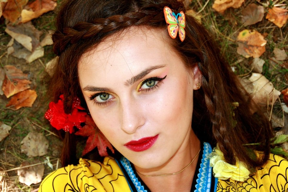 makup and hairstyle of the girl in autumn style
