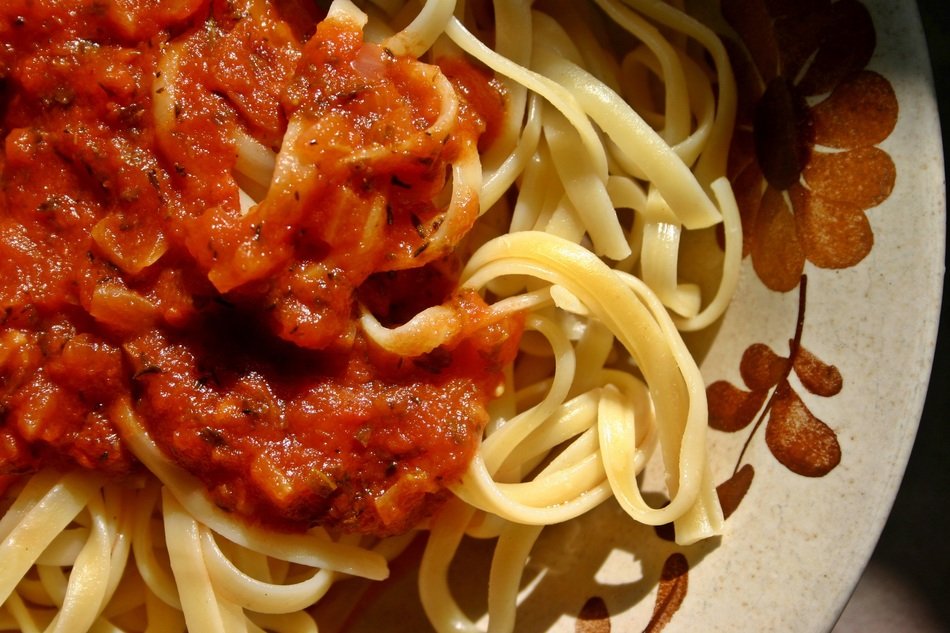 Cooked pasta with a tomato souce