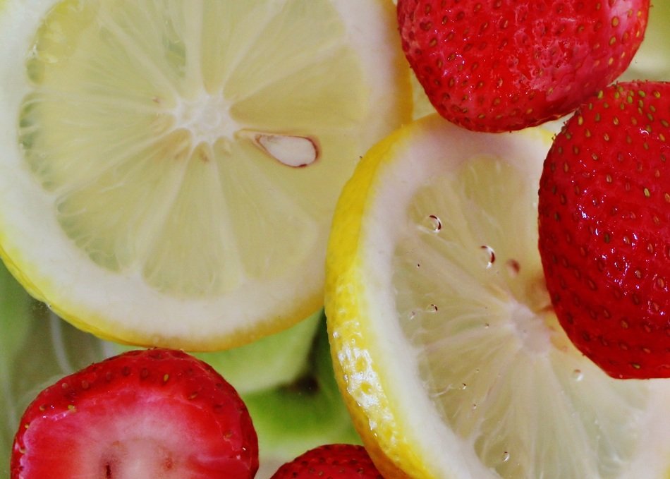 Sliced,fresh lemons and strawberries