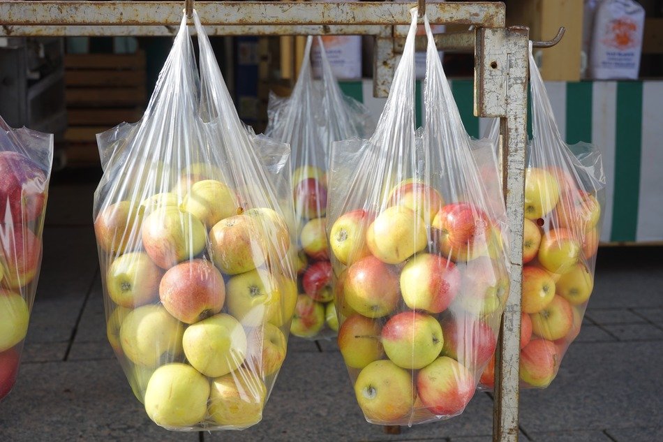 apples packed in clear package