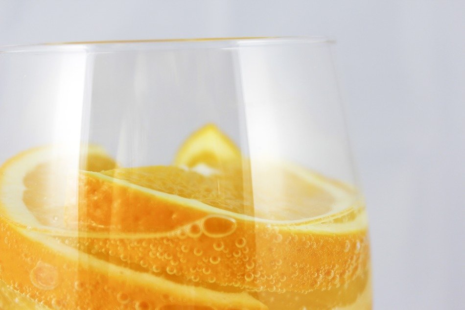 sliced oranges in glass with water
