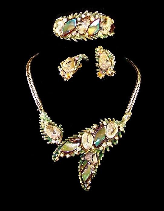 Har Dragon Tooth Necklace drawing