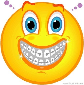 Un rsquoemoticon Gigante Sorridente E Con Apparecchietto Per I Denti