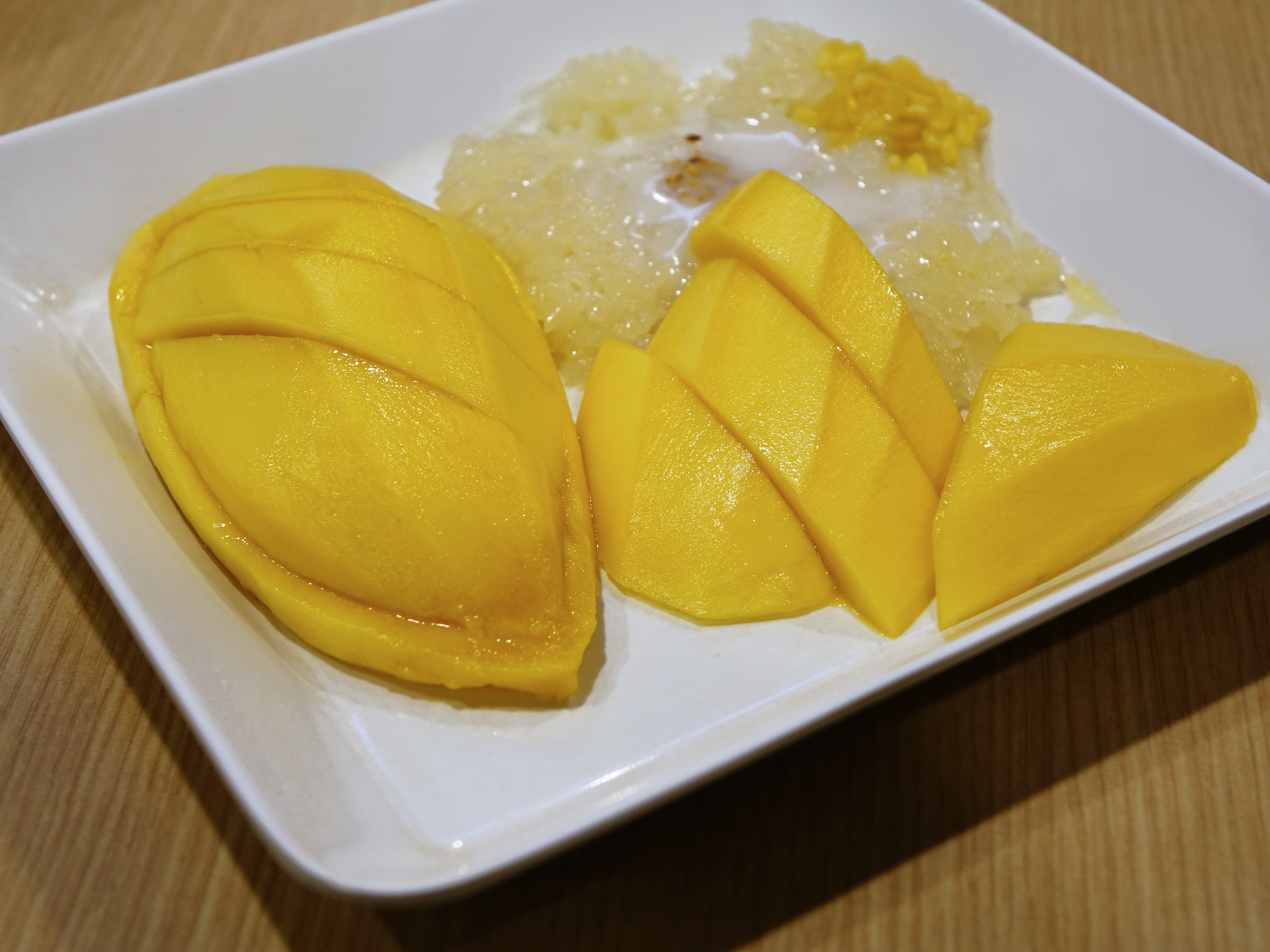 <b>Mango</b> with sticky rice and coconut milk image.