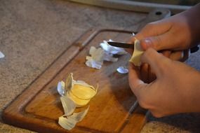 man cleans garlic