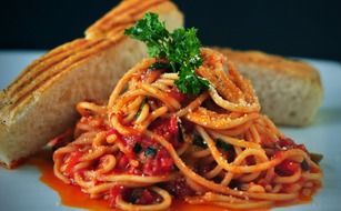 spaghetti with tomato sauce and white bread