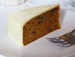 carrot cake with cream cheese