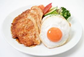 scrambled eggs with meat and vegetables