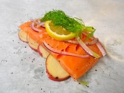 salmon with lemon in papillote