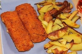 Fish fingers with the fried potatoes