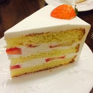 cake with strawberries