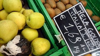 apples and kiwi in supermarket