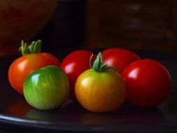 Green and red tomatoes