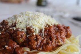 spaggeti with minced meat and cheese